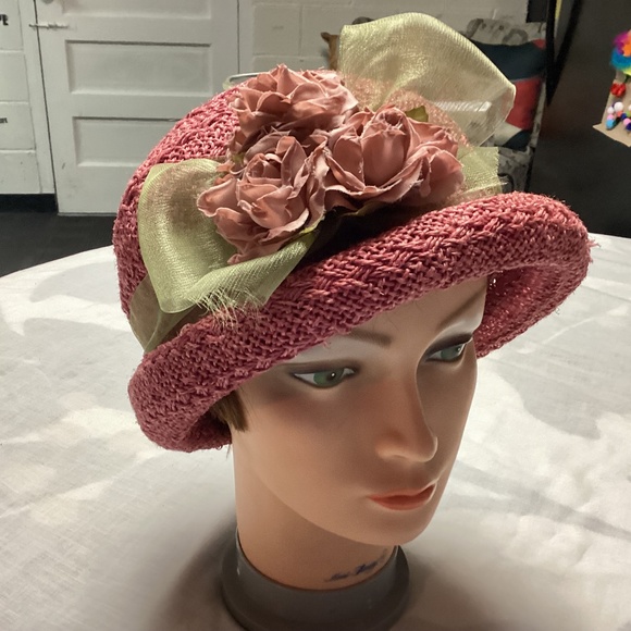 L D TRENDS pink flowered straw hat. Lovely 🌸💕